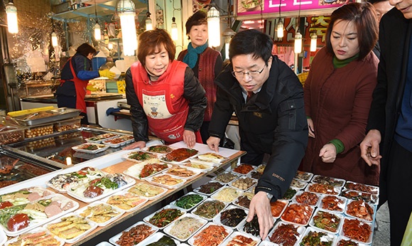 염태영 시장이 지난해 설날을 앞두고 매산시장을 방문한 모습