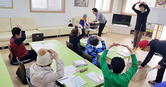 수진1동 복지회관에 배치된 문해교사가 어르신께 한글교육을 하고 있다