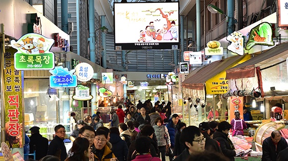 수원시는 설날을 앞두고 물가를 집중적으로 관리한다. 사진은 수원의 한 전통시장 풍경.