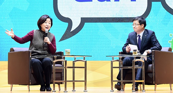 염태영 수원시장과 심상정 대표가 이야기를 나누고 있다.