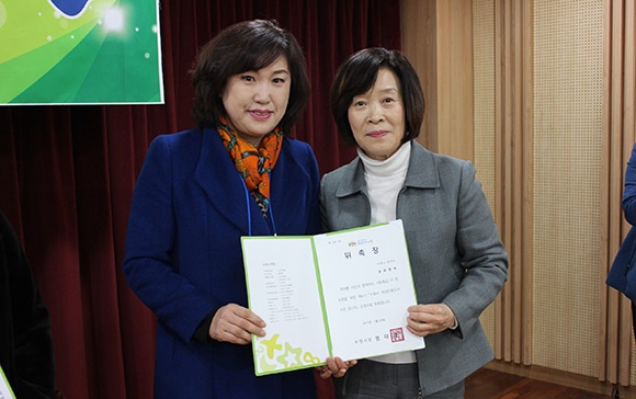 심정애 복지여성국장(사진 오른쪽)이 위촉장을 든 여성친화도시 시민 모니터 요원(남궁영숙 씨)과 기념촬영을 하고 있다.