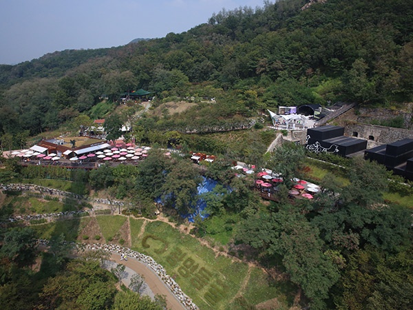 한국산업관계연구원 의뢰 결과 광명동굴의 경제적 가치가 1천530억 원에 달하는 것으로 나타났다. 사진은 광명동굴 전경