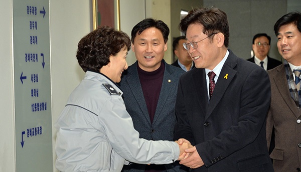 이재명 성남시장과 김해경 분당경찰서장이 악수를 하고 있다