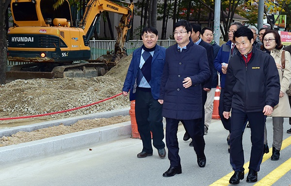 지난해 10월 염태영 시장(가운데)가 파장초등학교 주변 안전마을 만들기 사업 현장을 둘러보는 모습