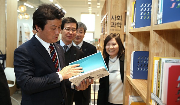 김만수 부천시장이 도당어울마당 내 여행전문 도당도서관을 둘러보고 있다