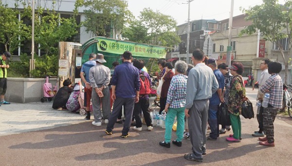 광명시는 친환경 생활문화 확산과 환경오염 개선을 위해 3월3일부터 동 주민센터를 통해 EM(유용미생물)발효액을 보급한다