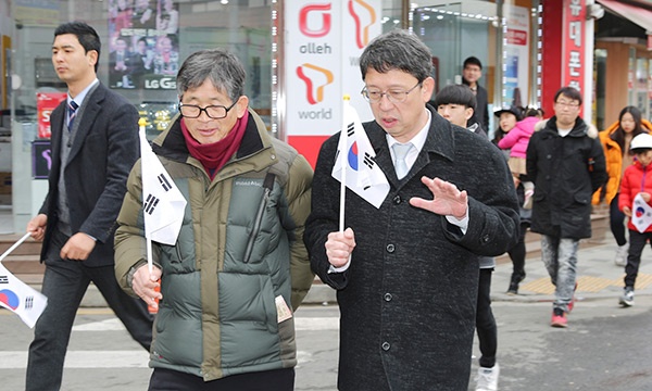 거리걷기행사참여중인김영철의장(오른쪽)