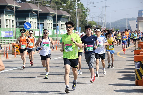 ‘달리자숨쉬는 화성호’문구를 부착한 시민