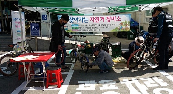 자전거 정비소 운영하는 지역공동체 일자리 사업 참여자들.