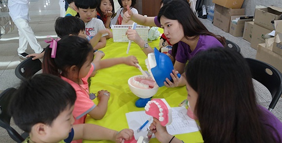 지난해 구강보건의 날 행사 때 성남시청 로비에서  을지·신구대학생들이 어린이들에게 올바른 칫솔질을 설명하고 있다