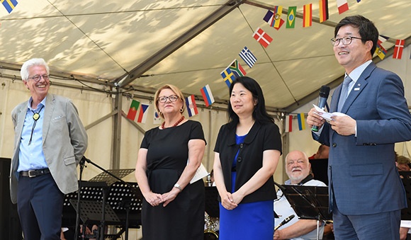 염태영 수원시장(오른쪽 첫 번째)이 ‘국제자매도시 마켓’ 개막식에서 축사를 하고 있다.