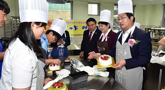 수원시글로벌청소년드림센터에서 케이크 만들기를 해보고 있는 염 태영 시장.