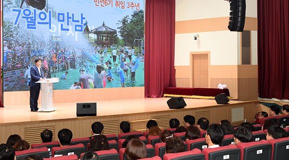 염태영 수원시장이 7월의 만남에서 인사말을 하고 있다.