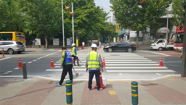 ▲ 안양시 달안동  사거리 한양아파트  횡단보도 보도블럭 화강암 경계석 (물갈기 면 ) ' 버너구이' 시범 시공을 위한 사전 준비 작업을 하고있다      © 사진 = 원용의의원 제공