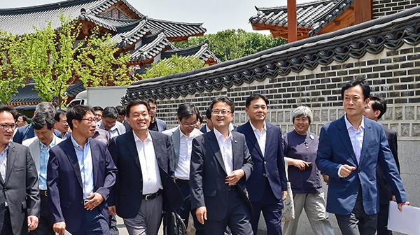 지난 6월 ‘도시재생뉴딜사업’ 정책 구상을 위해 행궁동을 방문한 국정기획자문위원회 위원들