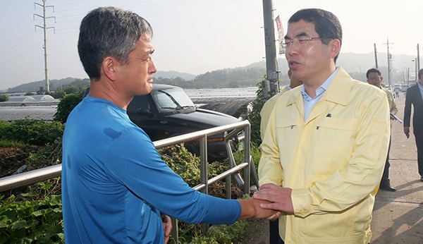 양기대 광명시장이 25일 폭우로 농작물 침수피해를 입은 학온동 지역을 찾아 주민을 위로하고 있다