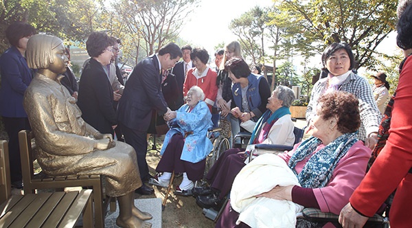 2015년10월 광주 나눔의 집에 사는 일본군위안부 피해할머니들이 광명동굴 ‘평화의 소녀상’ 앞에서 양기대 광명시장과 만나고 있다.사진 맨 오른쪽은 23일 작고한 김군자 할머니