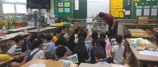 광명시가 소하동 달맞이 공원내 어린이 상상놀이터 조성 계획을 수립하기 위해 담당공무원이 구름산초등학교를 방문  학생들에게 의견을 묻고 있다