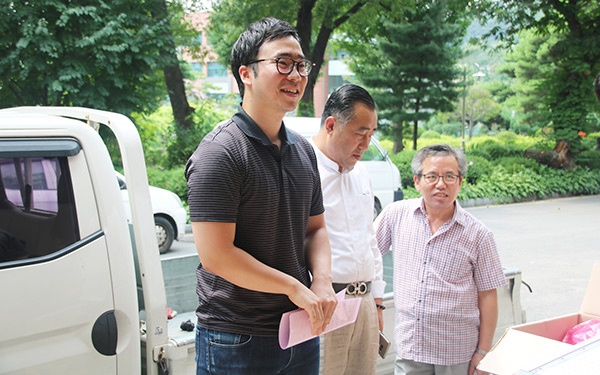 ▲강남구대표(한성LED), (주)한성LED의 대표자로 자신의 모교인 안양 양명고등학교에 1200만원에 달하는 LED조명을 기증