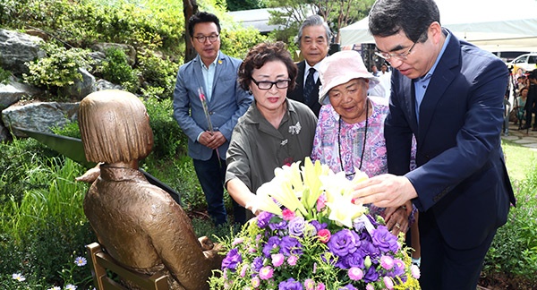 11일 광명동굴 입구에서 열린 ‘평화의 소녀상’ 건립 2주년 기념행사에서 이옥선 할머니와 양기대 시장이 고 김군자 할머니를 생각하며 헌화하고 있다