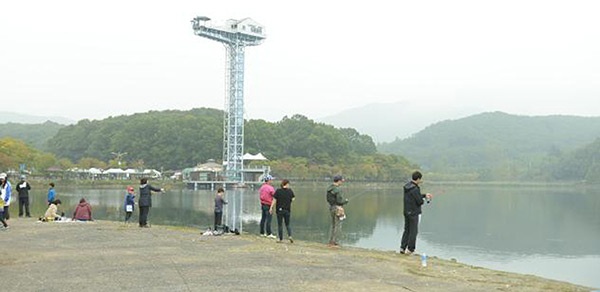 지난해 10월 율동공원 호수에서 열린 배스 낚시 행사 때