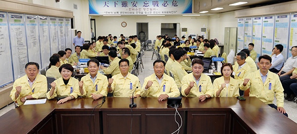 22일 오후 광명시의회 의원들이 을지연습 기간을 맞아 훈련에 참여하는 근무자들의 노고를 격려하고 기념촬영을 하고 있다.