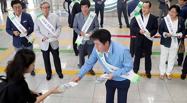 경전철 활성화 캠페인을 벌이고 있는 정찬민 시장