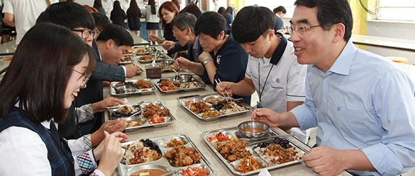 양기대 광명시장이 광명시 고교 무상급식 시행 첫날인 9월1일 광명시 명문고등학교를 찾아 학생들과 점심식사를 하며 이야기를 하고 있다