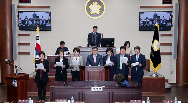 23일 오전 광명시의회 의원들이(사진 좌측부터 이윤정, 조화영, 이길숙, 이영호, 고순희, 김기춘, 안성환)이 ‘문재인 대통령 광명동굴 방문 요청 결의문’을 낭독하고 있다.