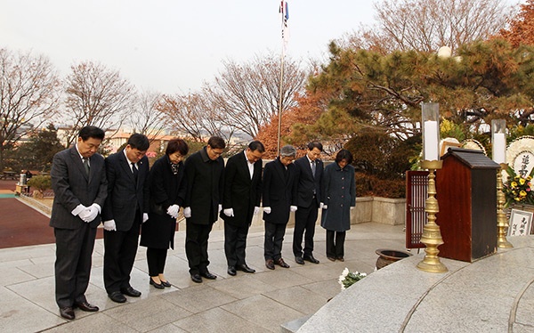 2일 광명시의회 의원들이(사진 좌측부터 김기춘, 이영호, 이길숙, 김익찬, 이병주, 나상성, 안성환, 고순희) 2일 철산동 현충탑에서 현충탑 참배 행사를 갖고 무술년(戊戌年) 새해를 시작하고 있다.