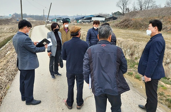 화성시의회 박연숙 의원, 양감면 송산리 월촌마을 진입로 및 소하천 정비 현장점검