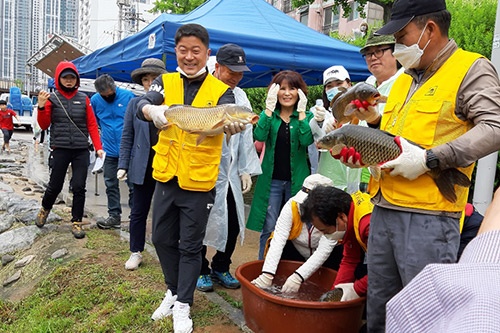 시흥시, 신천 하부 환경정화활동 및 잉어방생 행사 개최