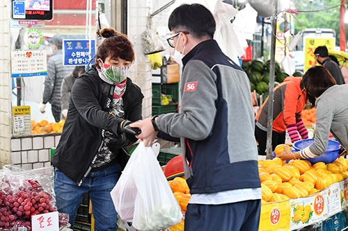 상인들이 시장 곳곳 방역·소독, 안심하고 찾을 수 있는 전통시장 만들어