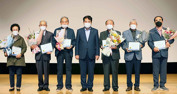 백군기 시장, 노인의 날 기념 유공자 22명 표창