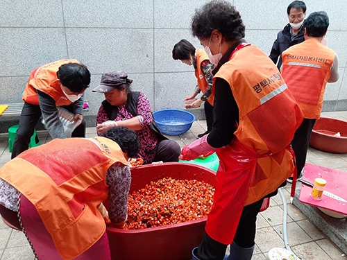 신장1동 자원봉사 나눔센터, 독거어르신 돌봄 계절김치 나눔행사 