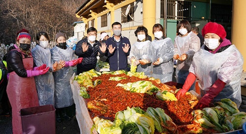 광주시 남한산성면은 25일 남한산성면 새마을협의회(회장 안수강·손명림), 남한산성면 지역사회보장협의체(민간위원장 임동길)와 함께 ‘사랑가득 김장김치 나눔’ 행사를 열었다.