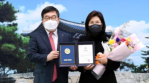 신동헌 시장, 럭키산업 송묘주 대표에게 선행도민 표창 전수