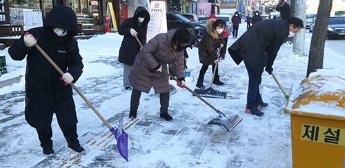 수원시, 제설차량 69대·굴삭기 5대 투입해 밤새 제설작업…전 직원 44개 동에 투입해 골목길·인도 등에서 제설