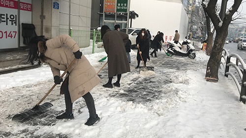 신동헌 시장, 공직자·시민 합심해 내 집앞 눈치우기 나서