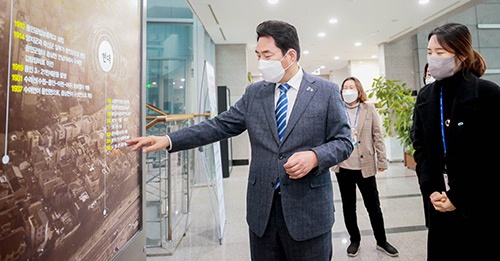 백군기 용인시장, 새 단장한 시 박물관 상설전시실 점검