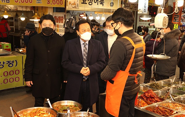 장현국 의장, 전통시장 ‘설맞이 장보기’ 통해 상인고충 파악