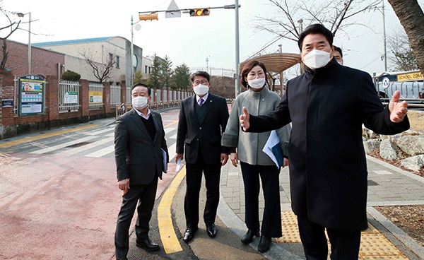 백군기 용인시장, “어린이 통학 안전 위해 보행환경 개선”