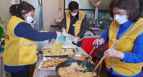 중앙동 지역사회보장협의체, ‘띵동! 마음듬뿍, 온기듬뿍 명절음식 꾸러미 전달’