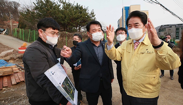 백군기 시장, 기흥구 언남동 도로 개설 현장 2곳 방문