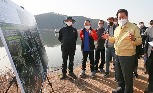 백군기 시장, 이동저수지 환경생태공원 조성 현장 점검