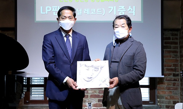 풍산동통장협의회 회장, 백마 화사랑에 LP판 400장 쾌척