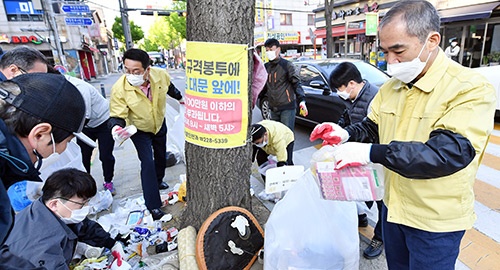 조무영 수원시 제2부시장, 주민들과 함께 무단투기 쓰레기 분리 작업