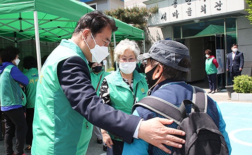 어버이날 앞두고 어르신 위문 이어져