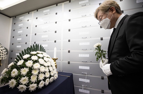 이재명 “더 빨리 인사드리지 못해 죄송. 외롭게 죽지 않는 세상 만들겠다”