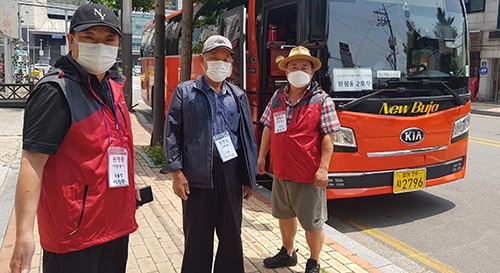 평택시 원평동 통장협의회, 백신접종 어르신 위한 자원봉사 마무리...